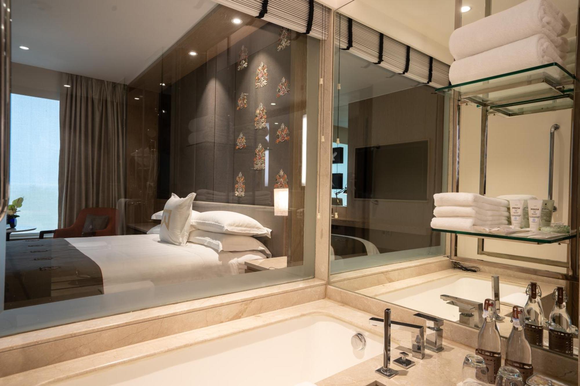 Sheraton New Delhi Hotel Luaran gambar A bathroom at the Mandarin Oriental, Munich